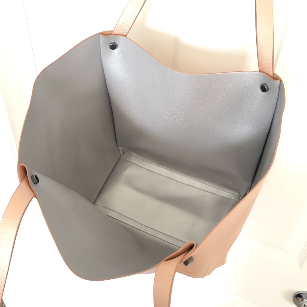 SOLD 🥂 Neiman Marcus Rose Gold Tote Bag - Picture 4 of 6